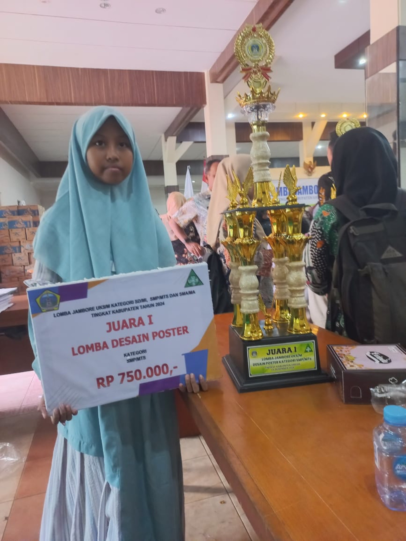 Membanggakan! Siswi MTs Hafidz Qur’an Al-Amin Raih Juara 1 Lomba Desain Poster Jambore UKS/M se-Kabupaten Gresik