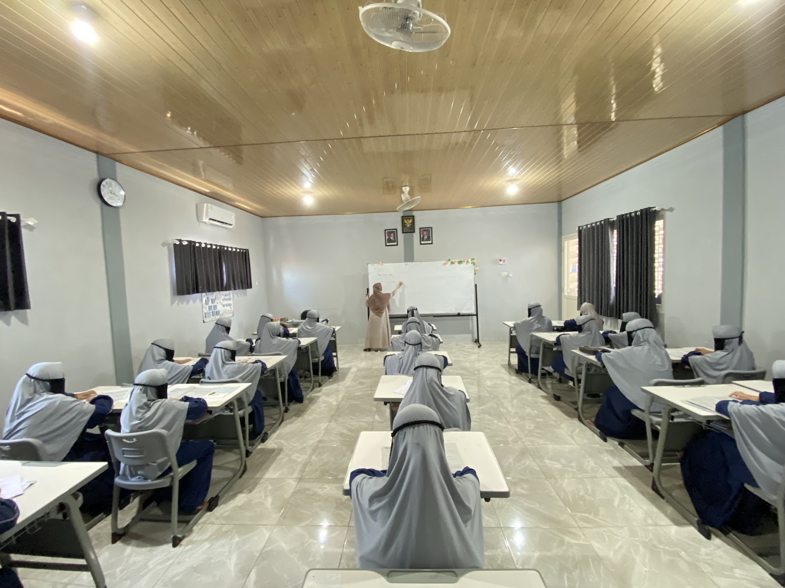 Ruang Kelas Representatif & Full AC